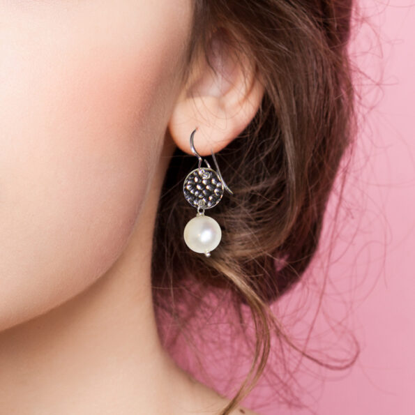 earrings pearl hammered coin crop model