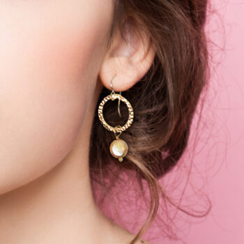 gold hammered hoop small 18mm pearl gold earrings model crop